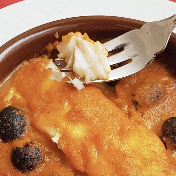 Cazuela de bacalao con tomate y aceitunas negras
