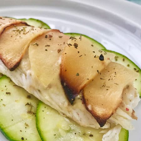 Dorada con salsa de manzana sobre cama de calabacín marinado